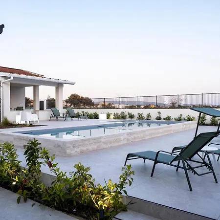 Kora Suites&pool 게스트하우스 산리온