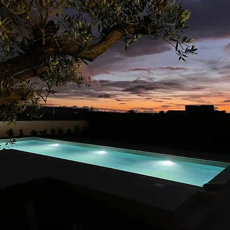 Kora Suites&pool Guest house *