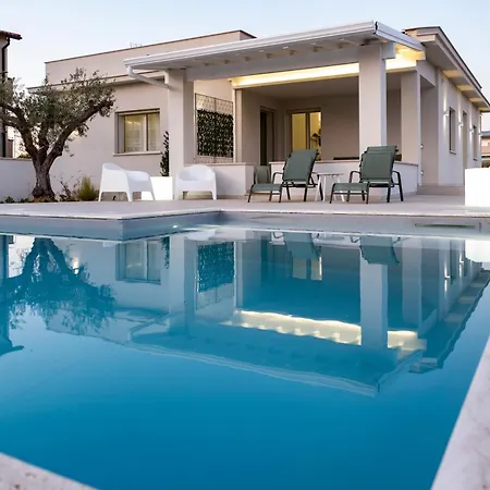Kora Suites&pool Guest house *